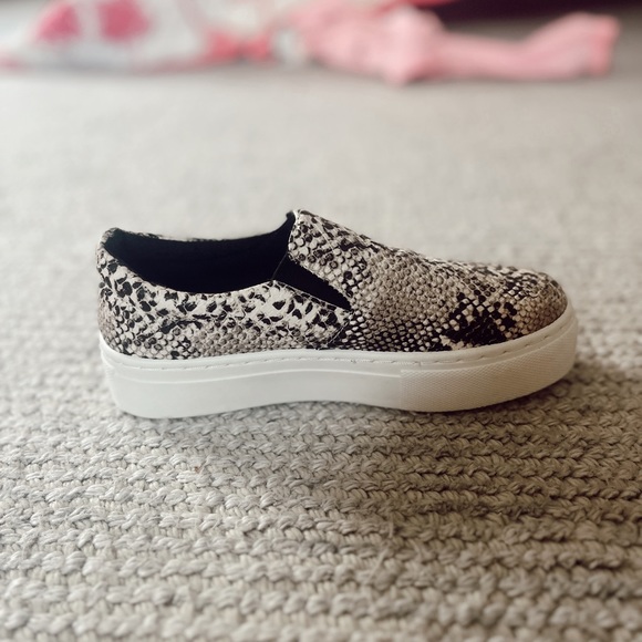 SNAKE PRINT SNEAKERS NWT - Picture 4 of 4